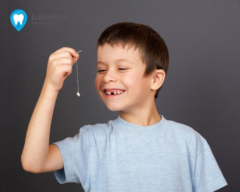 У ребенка шатается молочный зуб: что делать и нужно ли вырывать