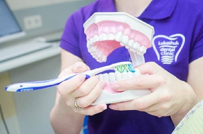 профессиональная чистка зубов при лечении пародонтита