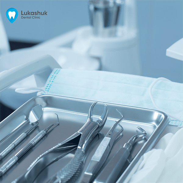 Стоматологические инструменты для проведения операции